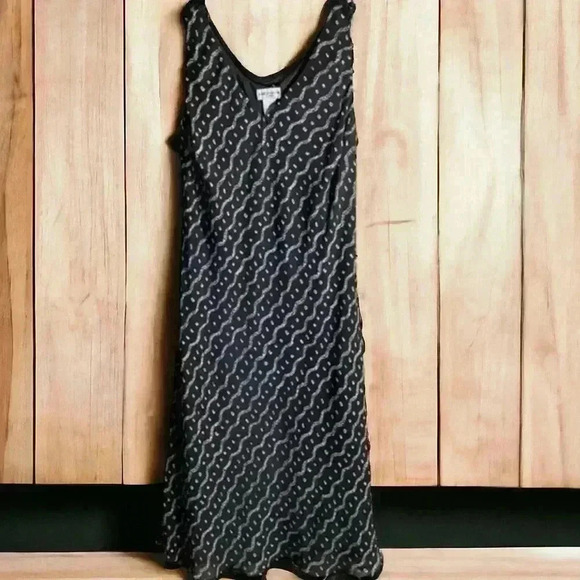 A Wild Thyme Size 16 sleeveless lined black dress with geometric pattern - Picture 2 of 4